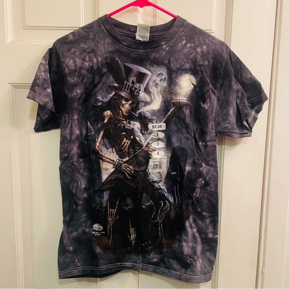 Skeleton playing guitar tee